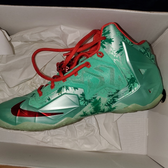 Authentic Lebron 11 chrismas Sneakers. Send offers - Picture 5 of 8